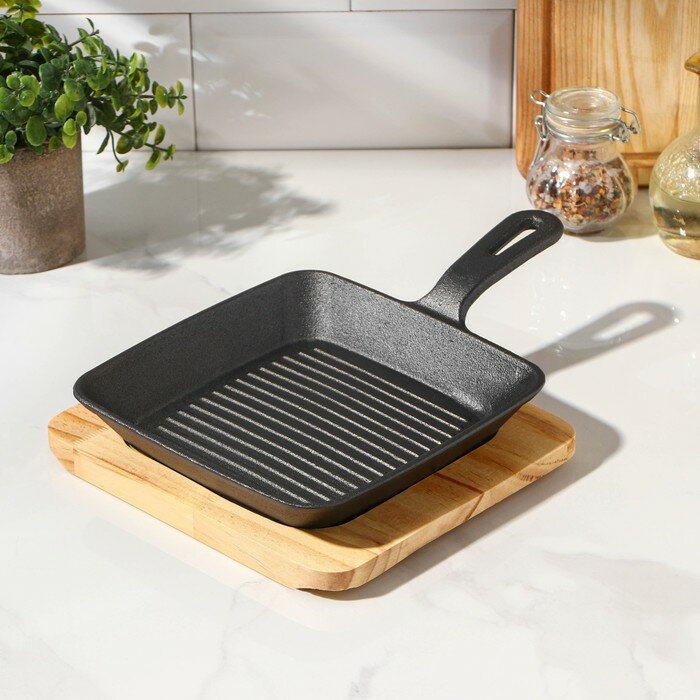 фото Сковорода чугунная «Квадрат. Гриль», 19×3 см, на деревянной подставке