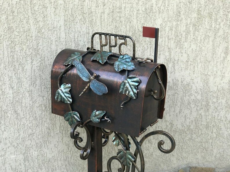 Кованый почтовый ящик для двора, напольный Виноградная лоза и Стрекоза - фотография № 7