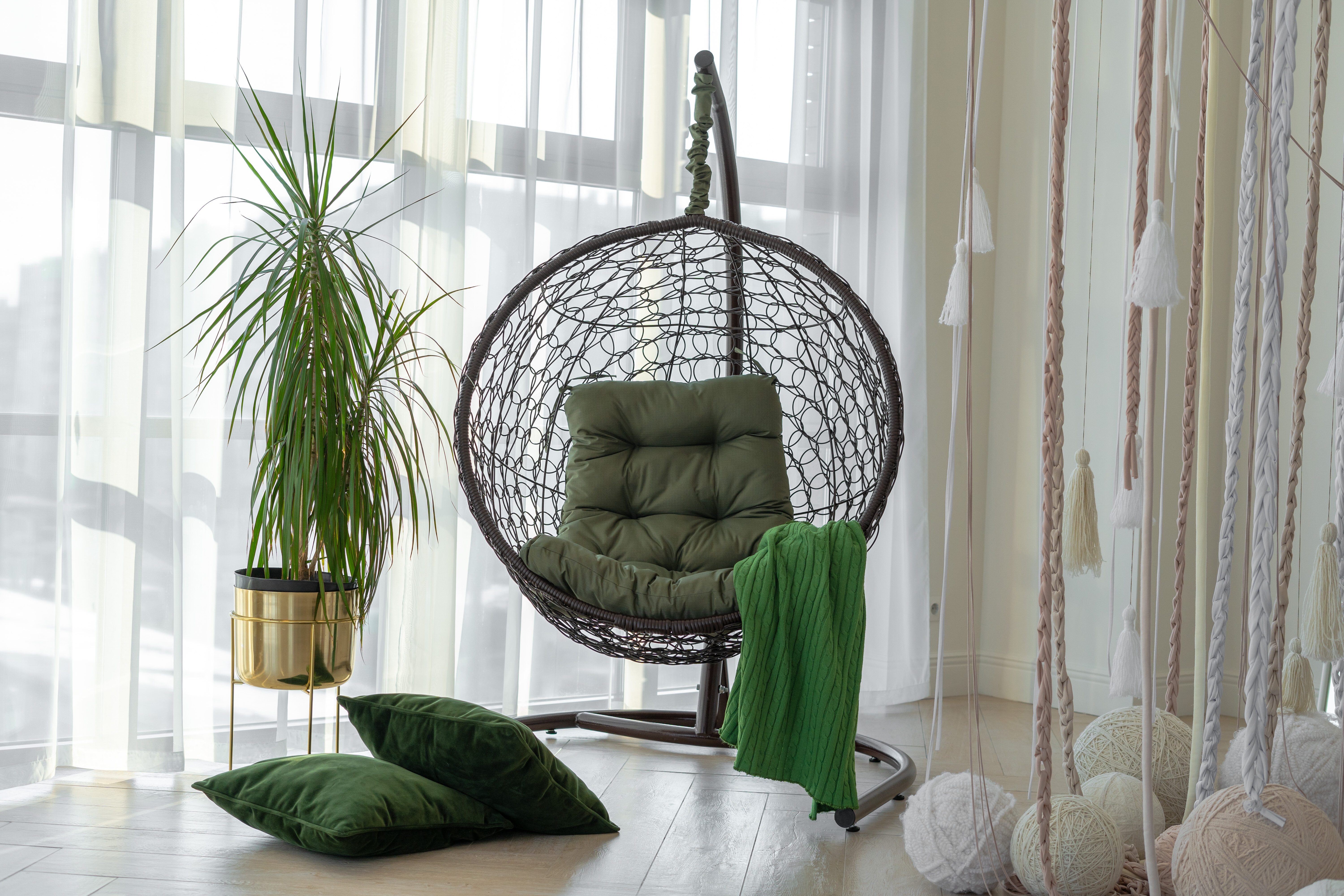 Подвесное кресло-кокон Либра коричневое с подушкой цвета хаки - фотография № 2