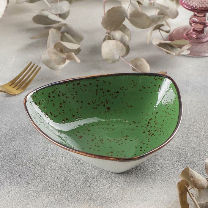 фото Салатник керамический треугольный «Созвездие», 18×4,2 см, цвет зелёный