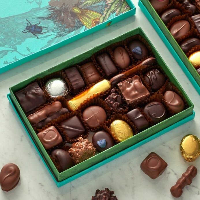 Набор шоколада Fortnum&Mason Milk & Dark Chocolate Selection Box, 245г - фотография № 2