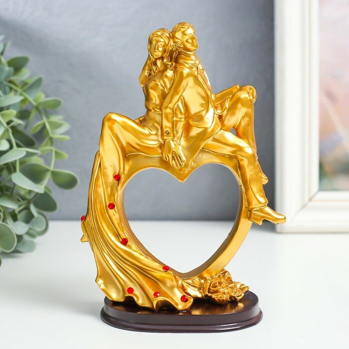 Сувенир полистоун "Влюблённые на сердце" золото с красным 15,5х10,5х6 см - фотография № 1