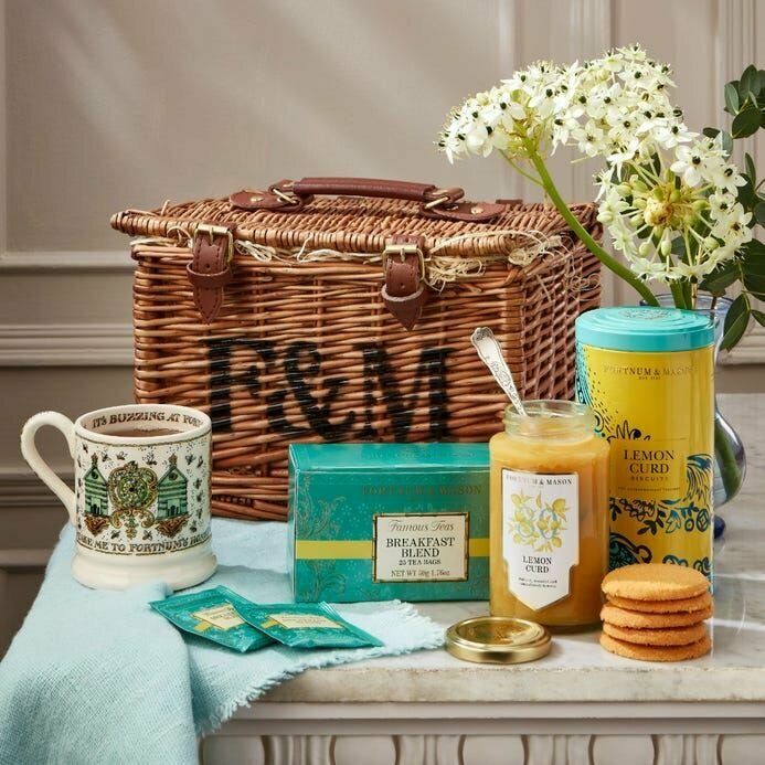 Кондитерский сюрприз-бокс корзина Fortnum and Masons The Take Me to Fortnum's Hamper - фотография № 2