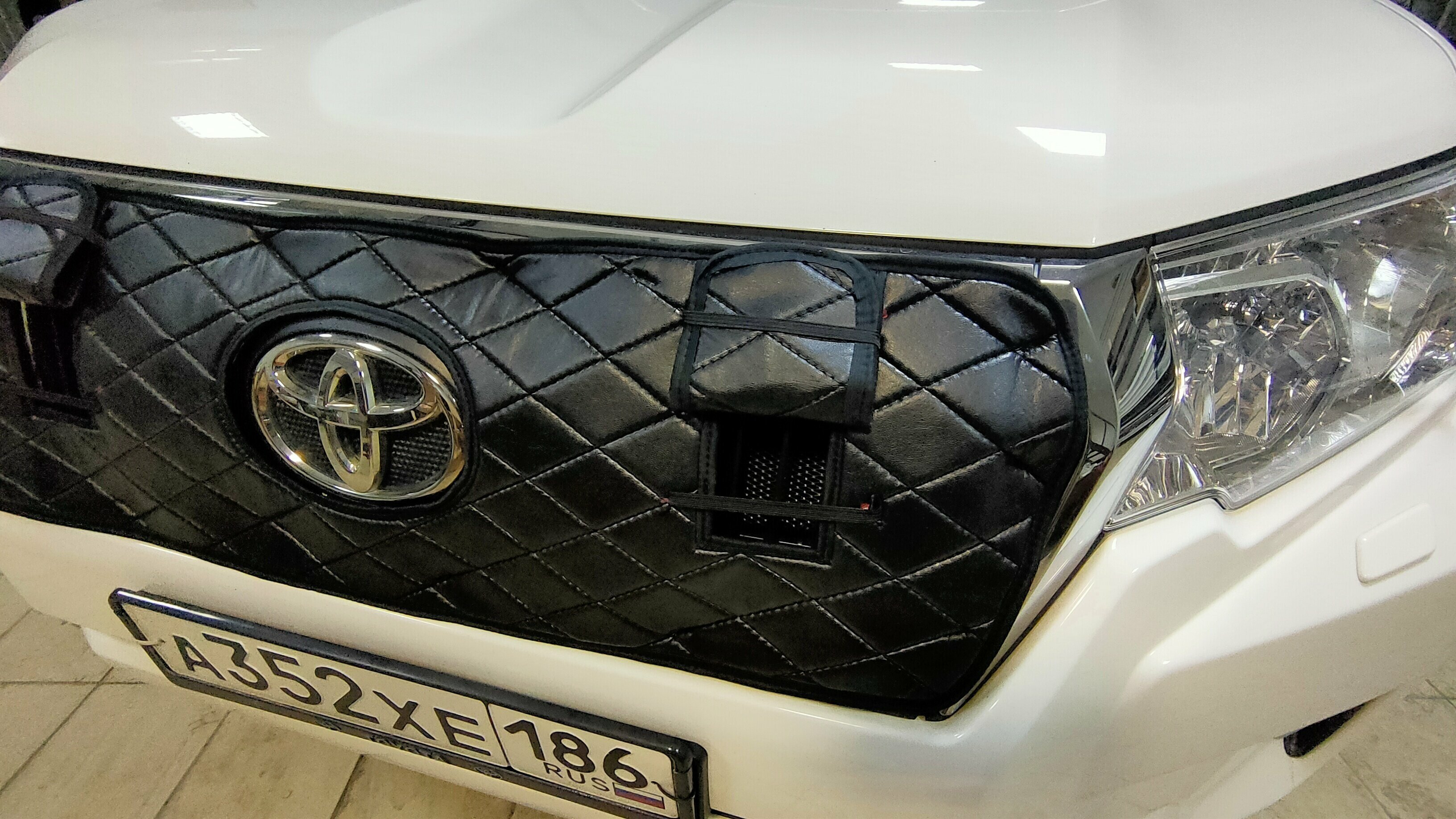 Утеплитель радиатора для Toyota Land Cruiser Prado 150 2017-2021 адаптирован под камеру(комплект ромбы чёрная строчка) )