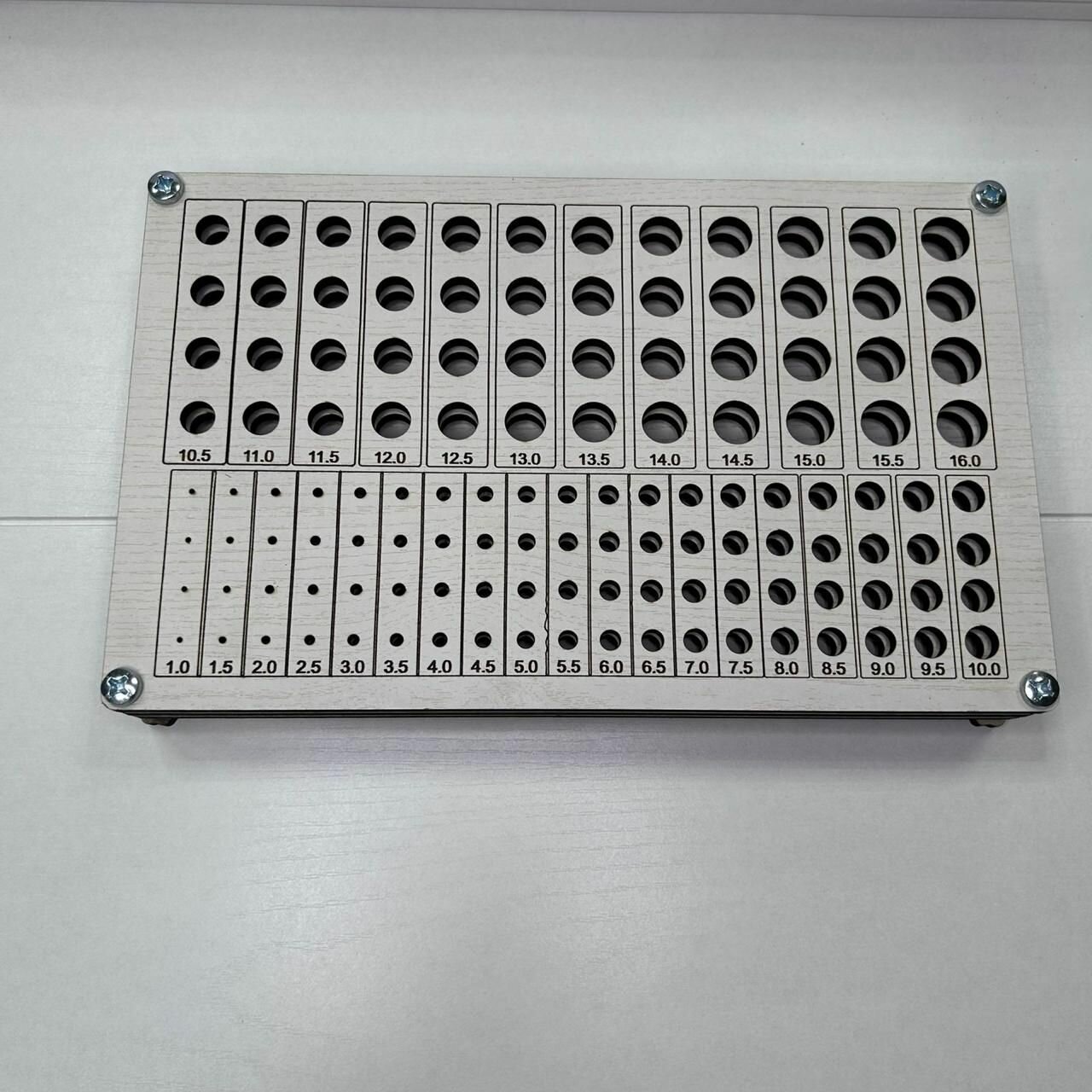 Подставка для сверл 10-160 с шагом 05 по четыре отверстия каждого размера
