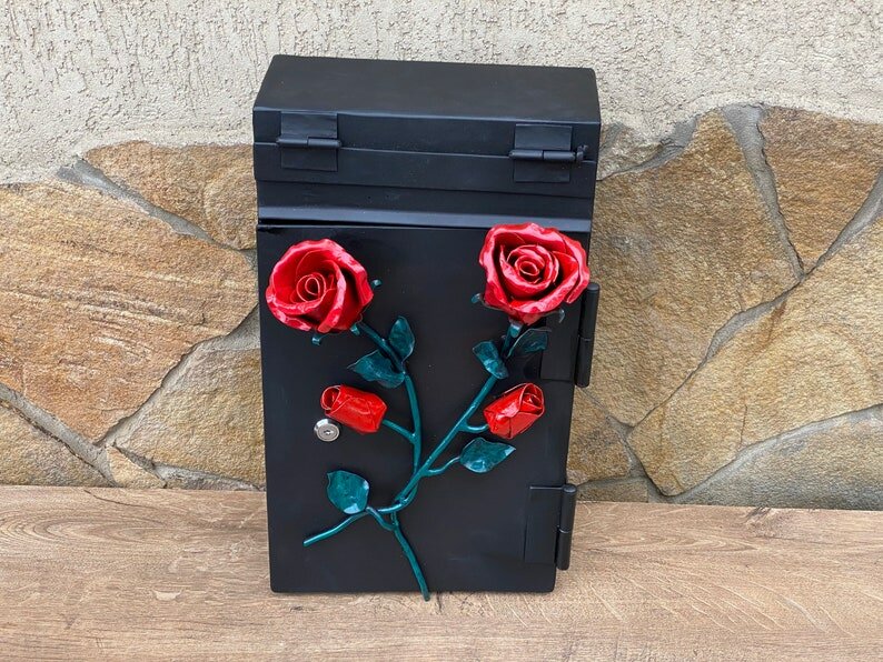 Кованый настенный почтовый ящик для двора, при дворовой почтовый ящик Железная роза - фотография № 3