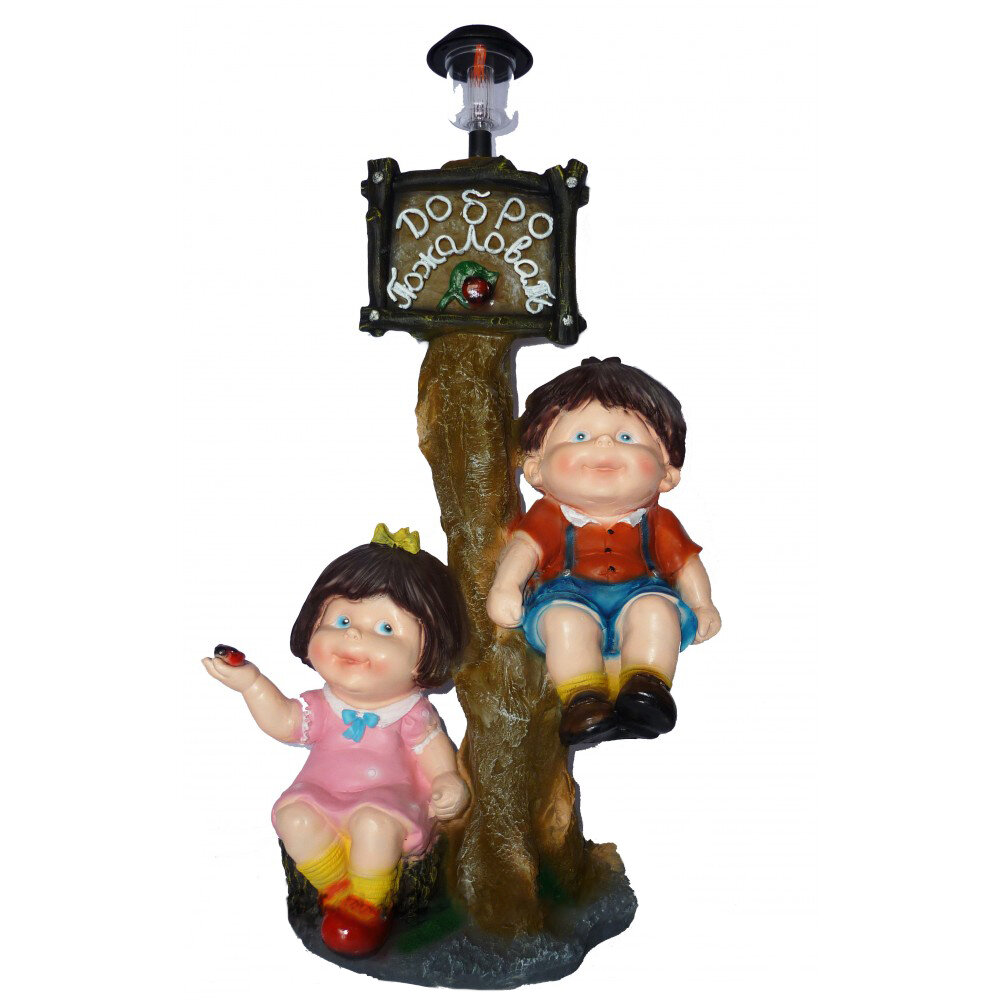 Садовая фигура Девочка и мальчик на дереве с фонарем с табличкой-Добро пожаловать