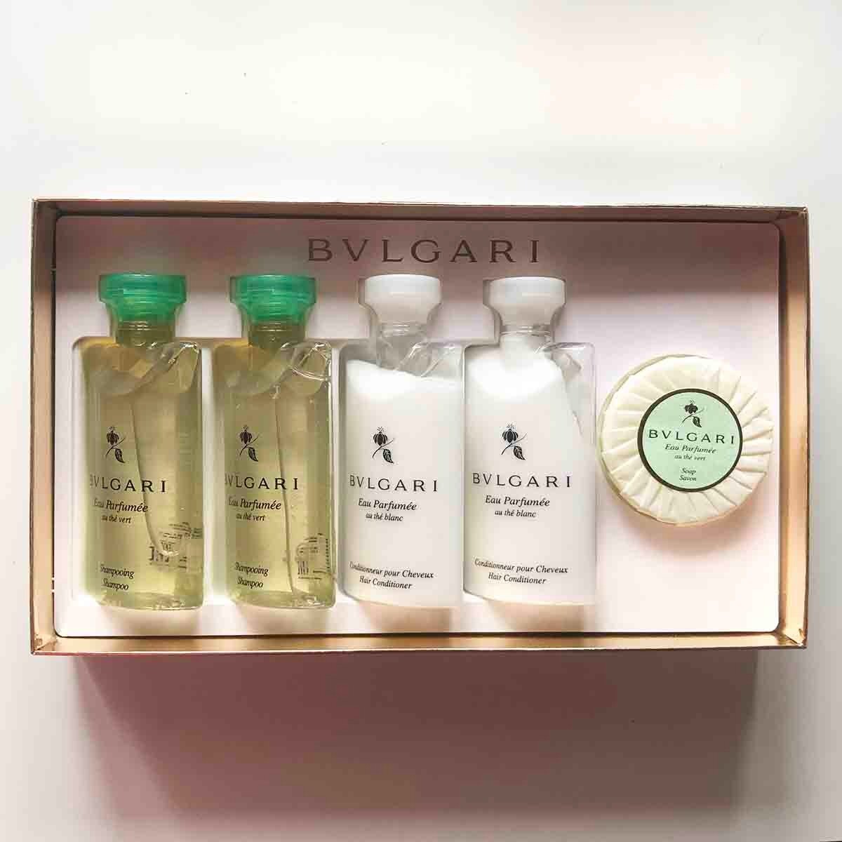 фото Подарочный набор в фирменной коробке BVLGARI: шампунь 75 ml (2 штуки) au the VERT + кондиционер для волос 75 ml (2 штуки) au the BLANC+ парфюмированное мыло 50 g au the VERT