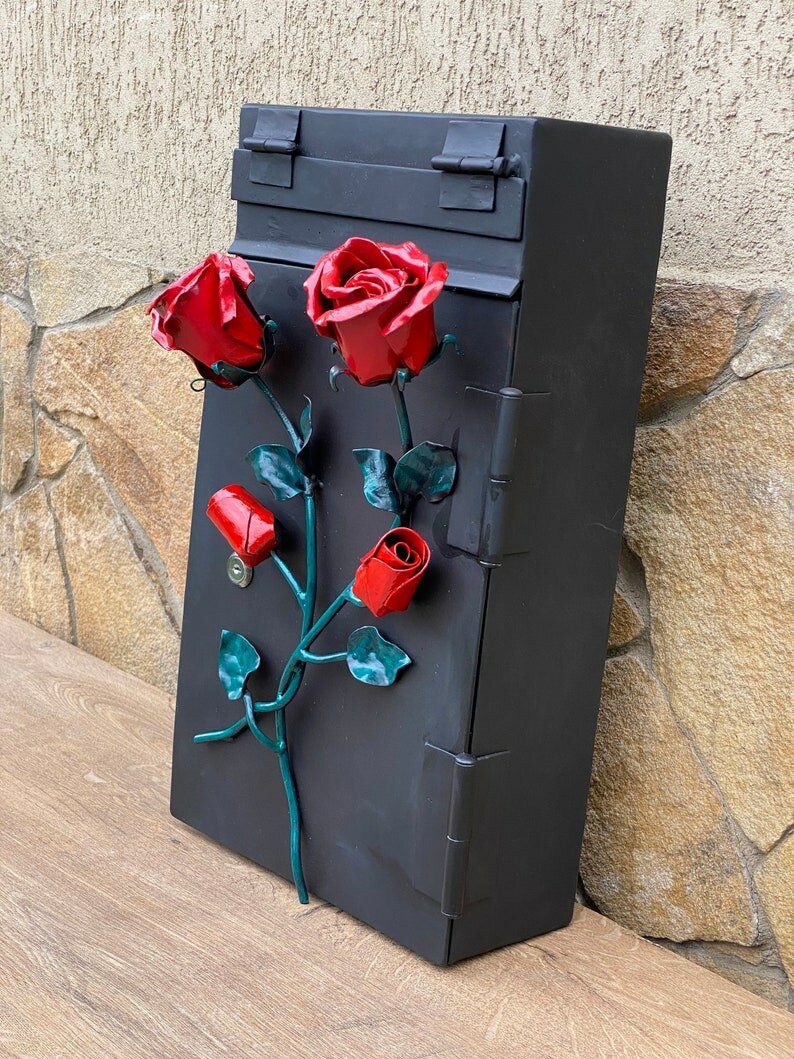 Кованый настенный почтовый ящик для двора, при дворовой почтовый ящик Железная роза - фотография № 9