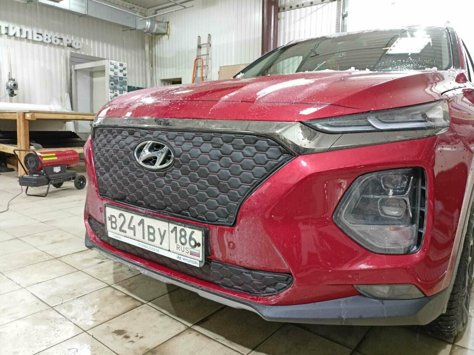 Маска-утеплитель на радиатор Premium для Hyundai Santa Fe 2018 -2020 (Комплект Строчка Красная Соты)