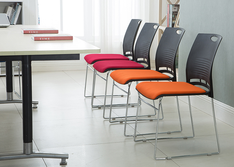 Современный стул для офиса и конференц зала с мягким сиденьем штабелируемый (черный, синяя ткань, мягкая спинка) - фотография № 3