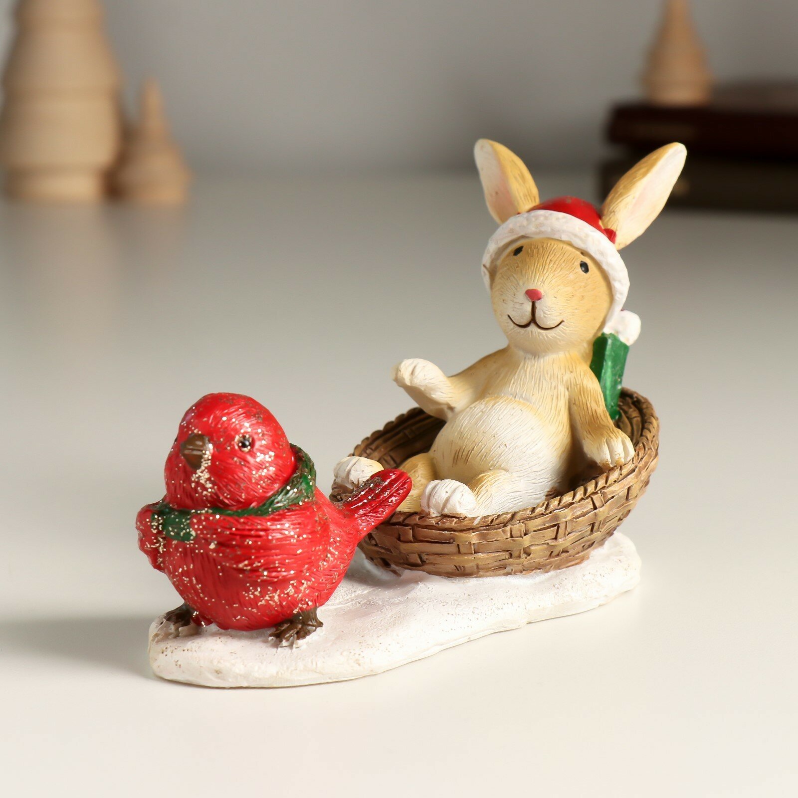 фото Сувенир полистоун "Зайка в корзинке и красная птичка" 13х6х8 см 1шт.