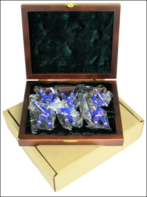Набор миниатюр в деревянной шкатулке хоккей 6 фигур (синяя форма) 999-RAZ-21