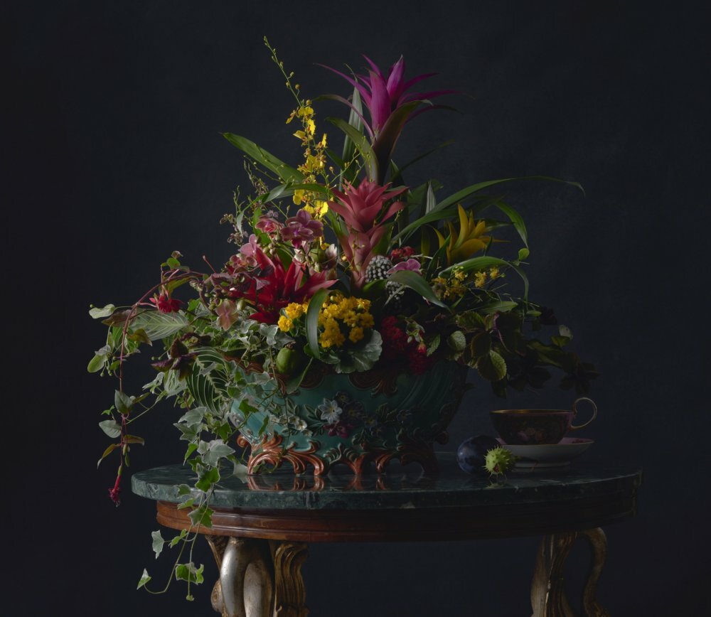 Эксклюзивная авторская цветочная композиция в вазе No.6404 Гузмания Каланхое Маранта Онцидиум горшечный Фаленопсис горшечный Хедера