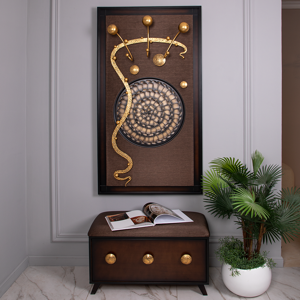 Настенная деревянная вешалка для одежды BOGACHO Heri коричневая 3 крючка с декоративным панно и кованым элементом бронзового цвета ручная работа - фотография № 2