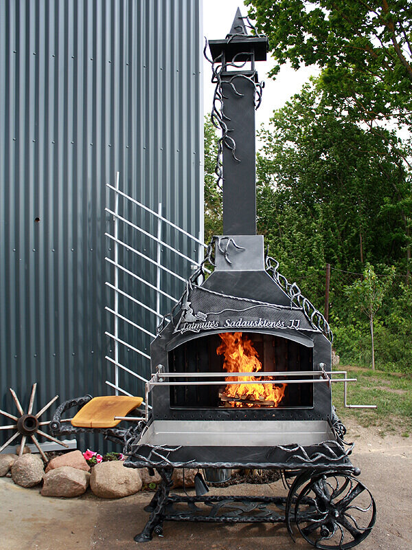 Печь - гриль для жарки поросят и баранов с вертелом, металлическая с элементами ковки "Ветки дерева" - фотография № 1