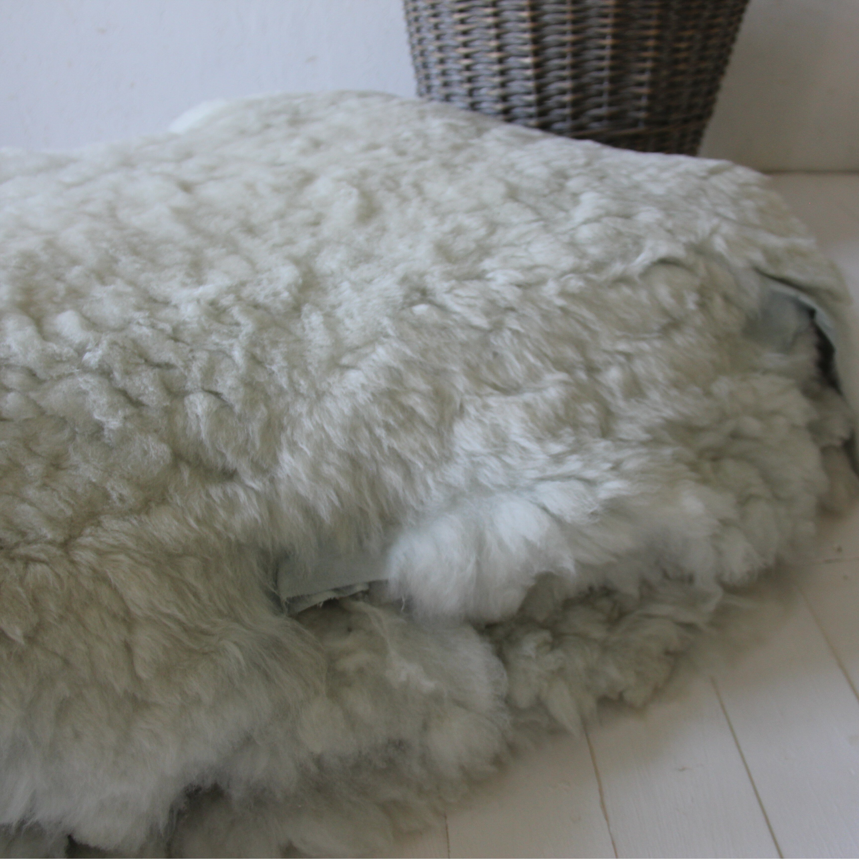 Натуральная овечья шкура Shkura-Dekor с дефектами - фотография № 8
