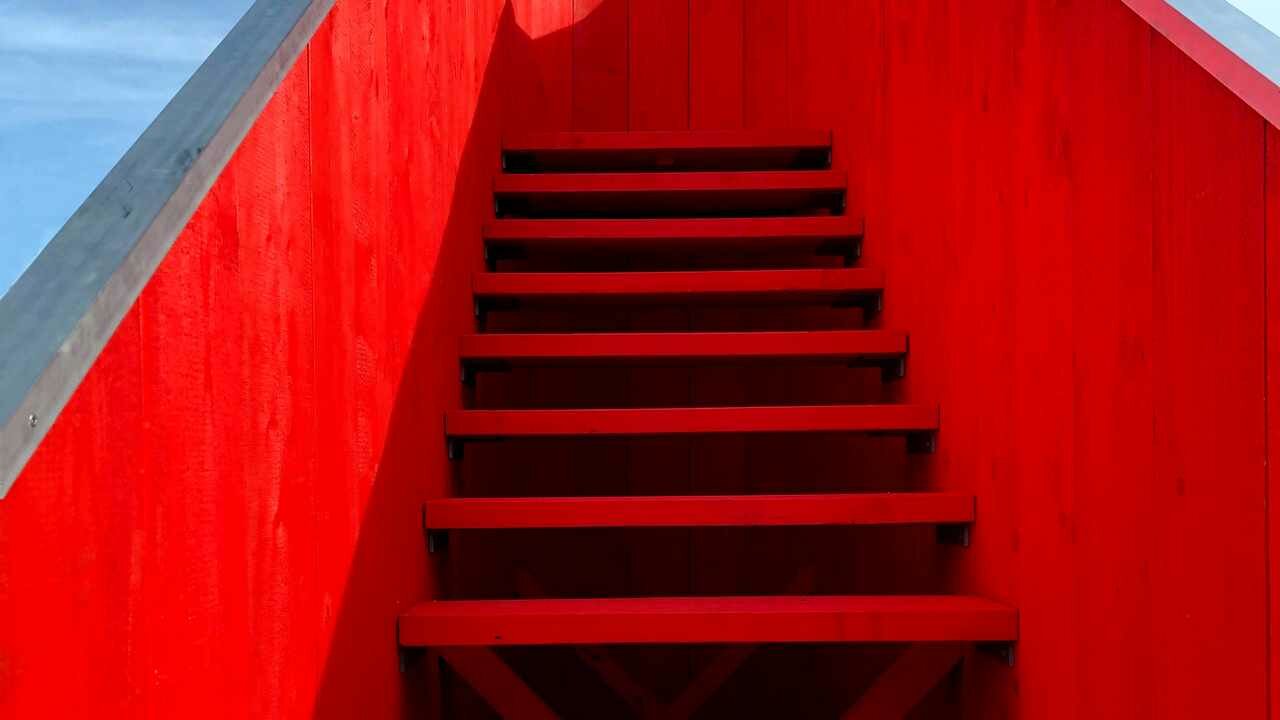 фото Картина на холсте 60x110 Альянс Лес "Лестница подъем красный" на подрамнике / интерьер/ декор