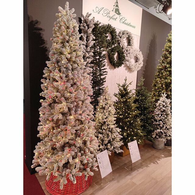 A Perfect Christmas Искусственная стройная елка с гирляндой Джорджия Slim заснеженная 228 см 2000 красных/теплых белых ламп литая + ПВХ 31GEOW228DL