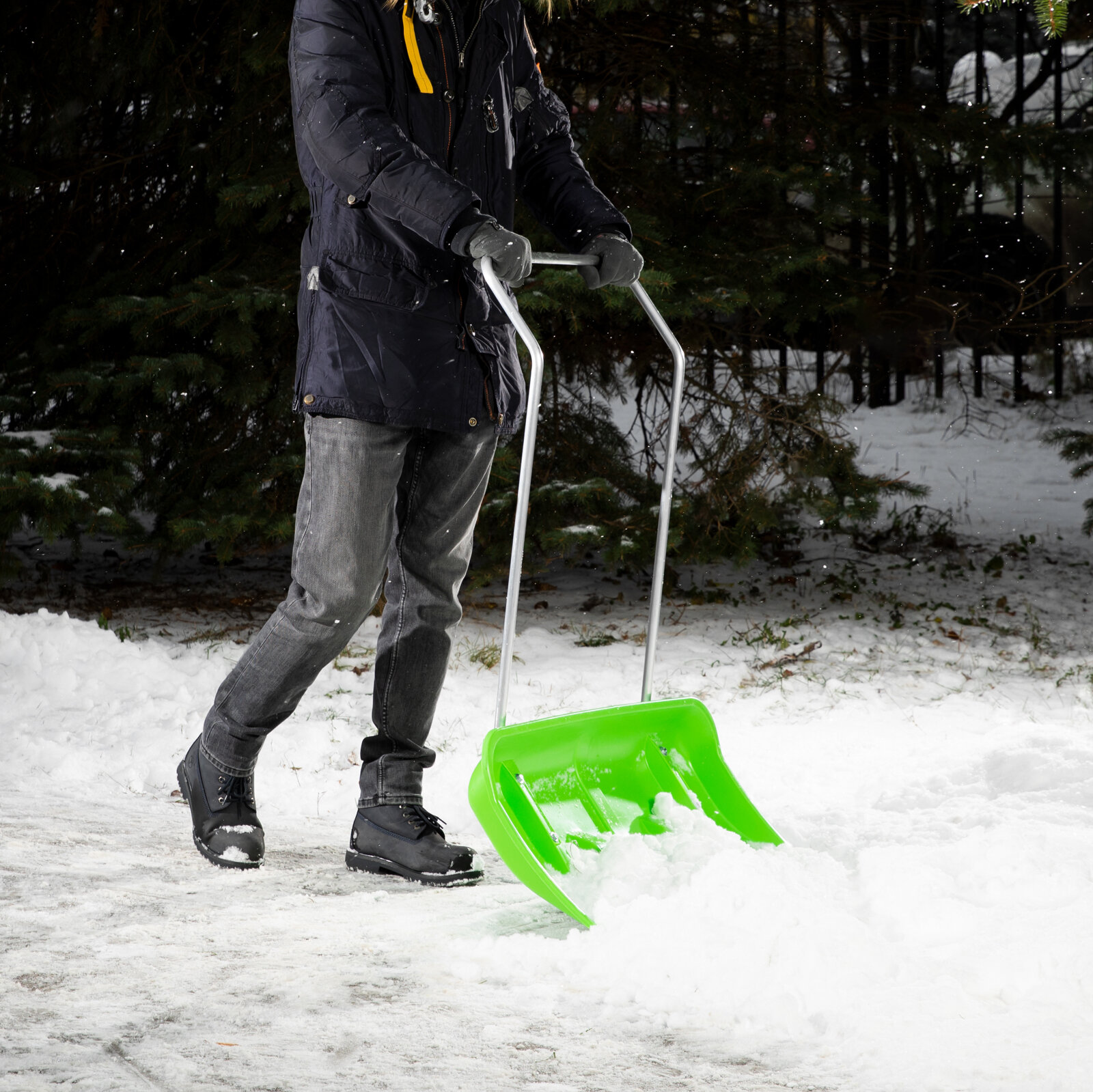 Движок для уборки снега пластиковый, 815 х 440 х 1150 мм, алюминиевая рукоятка, Россия, Сибртех - фотография № 9