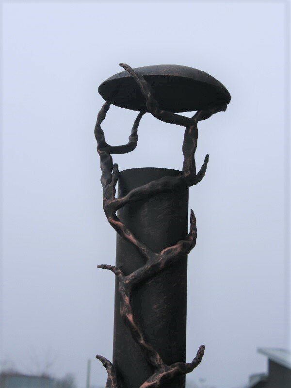 Кованная печь для казана с двумя столиками и дымоходом, на колесах, Ветки дерева - огнеупорная краска - фотография № 4