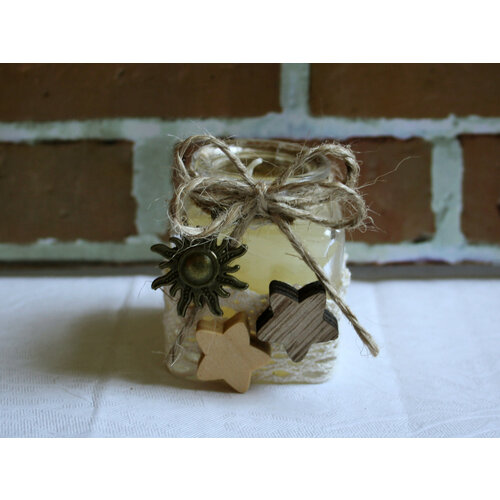 Свеча в стеклянном сосуде квадратная