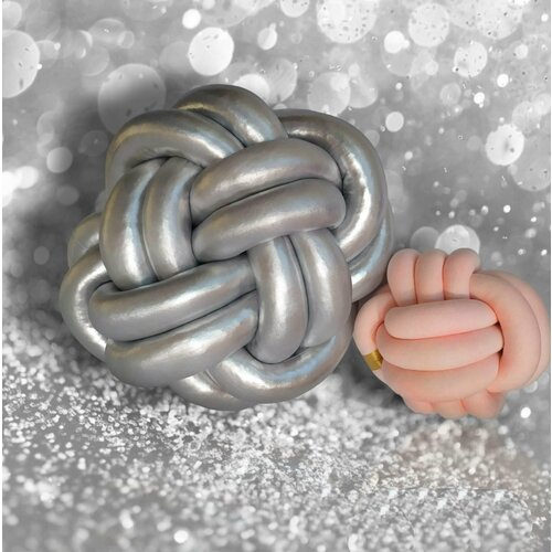 Декоративная подушка-узел 25х25 см Современный интерьерный декор Кельтский узел серебристого цветаТК0050 2100₽