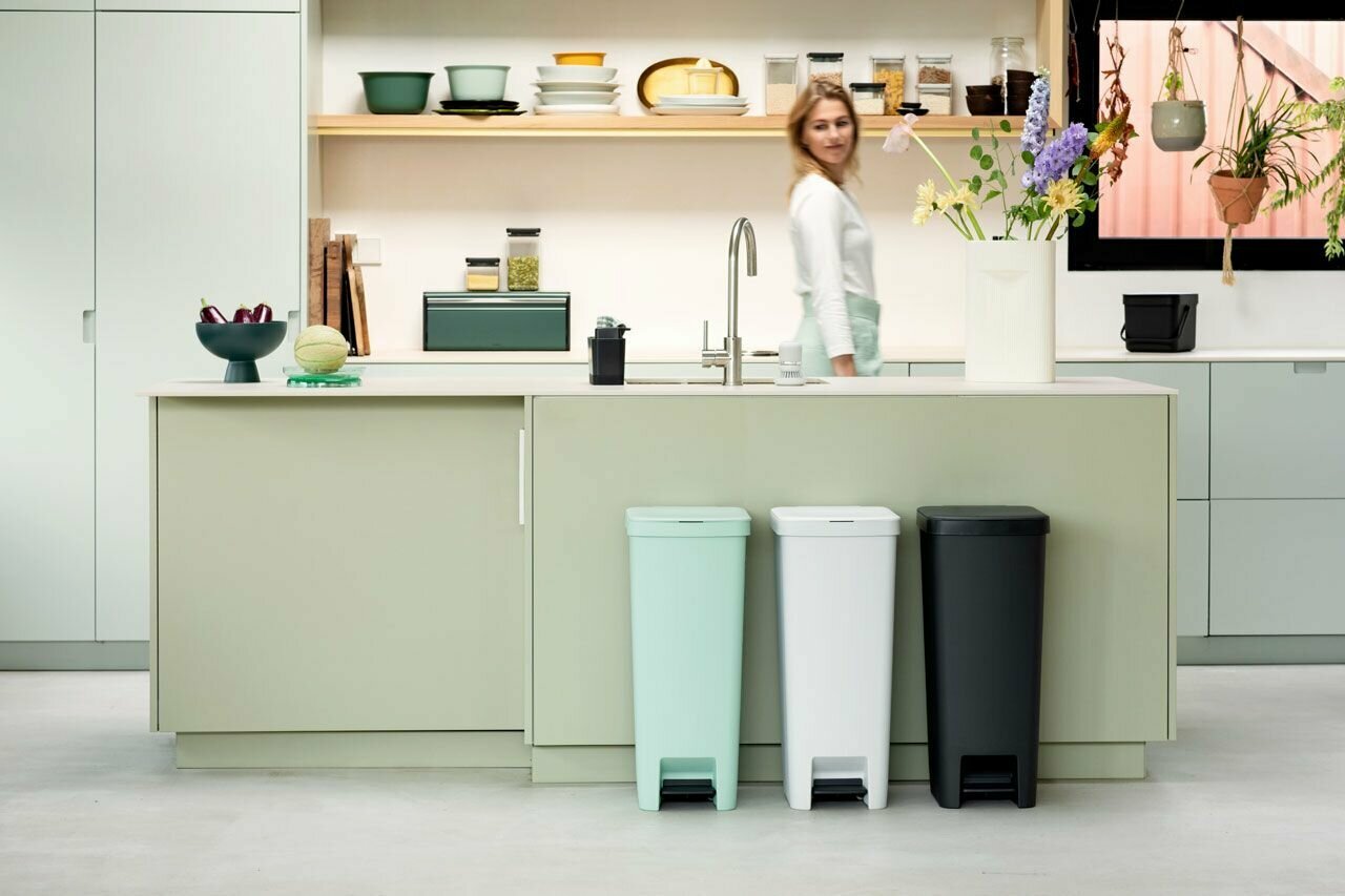 Мусорный бак с педалью 40 л Brabantia StepUp светло-серый - фото №3
