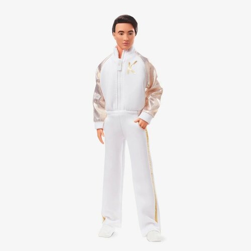 Кукла Barbie The Movie Ken Doll in White and Gold Tracksuit (Барби Фильм Кен в Бело-Золотом спортивном костюме) barbie the movie collectible doll margot robbie as barbie in plaid matching set барби марго робби в наборе в клетку hrf26