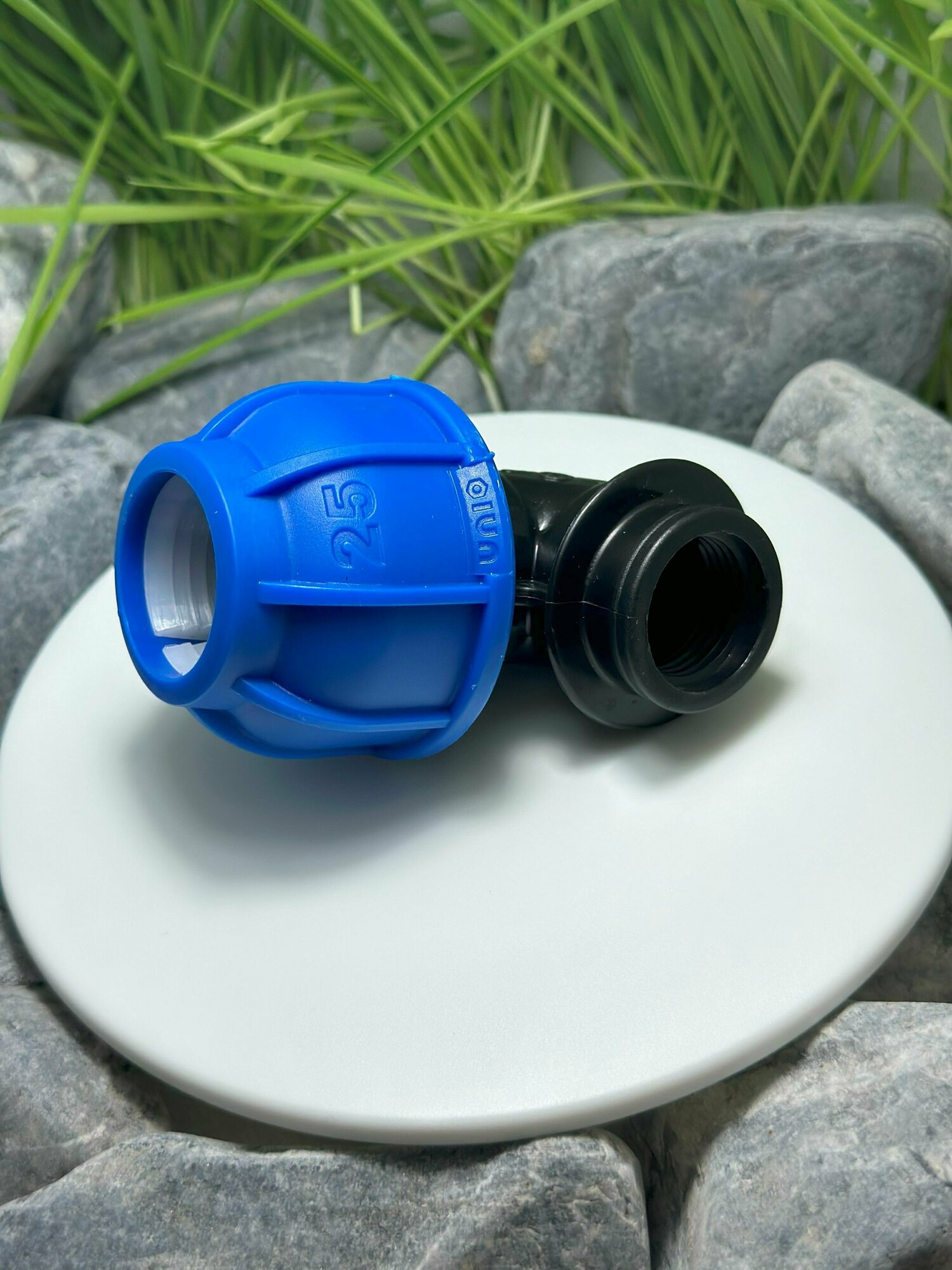 фото Угол (отвод) ПНД переходной D25мм(цанга) с внутренней резьбой 1/2" , Россия