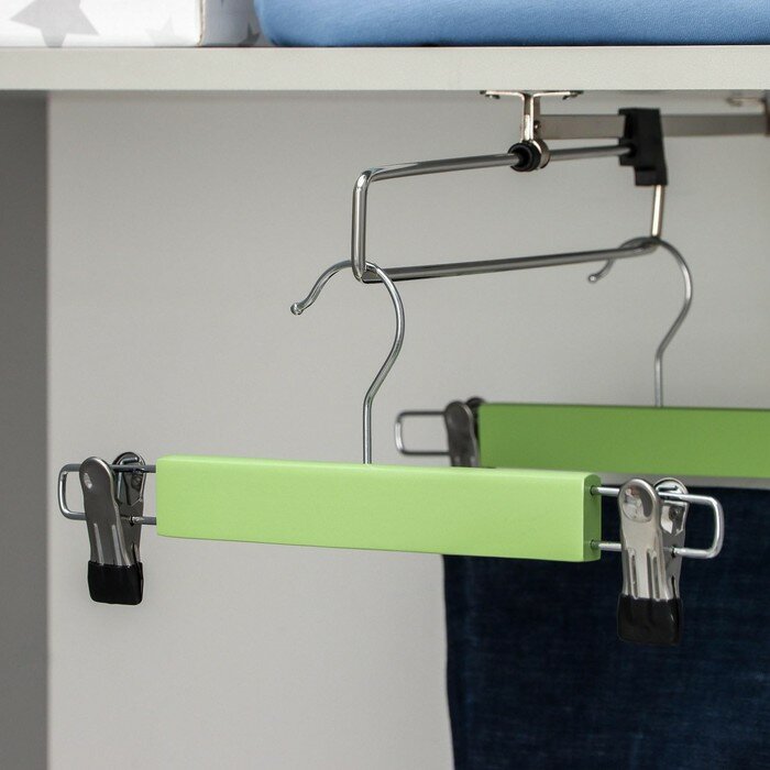 фото Плечики деревянные для брюк и юбок с зажимами LaDо́m «Тэри», 2 шт, 28×11,5×2,8 см, цвет зелёный