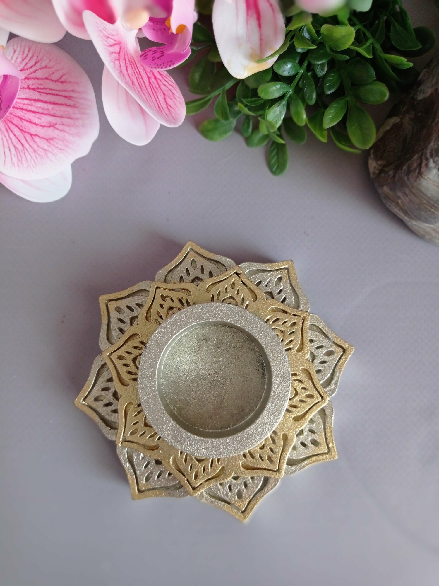 Подсвечник для чайной свечи "Цветок лотоса", серебристо-золотой - фотография № 4