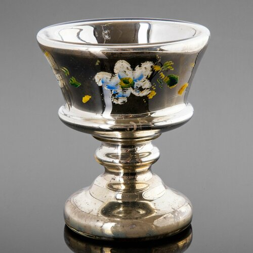 Потир (чаша для причастия) с цветочным декором на тулове, стекло