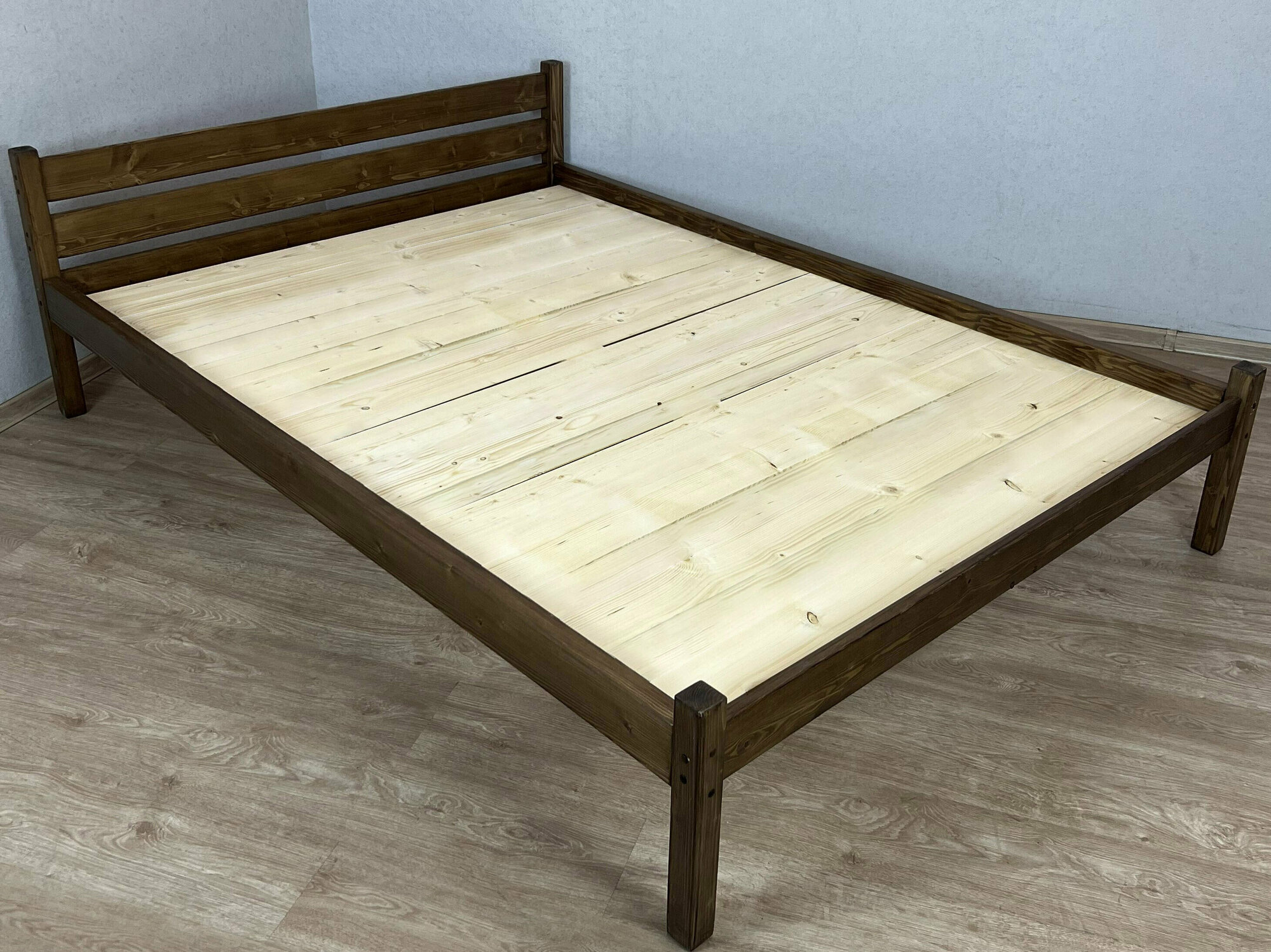 Кровать двуспальная Классика из массива сосны со сплошным основанием, 200х140 см (габариты 210х150), цвет темный дуб