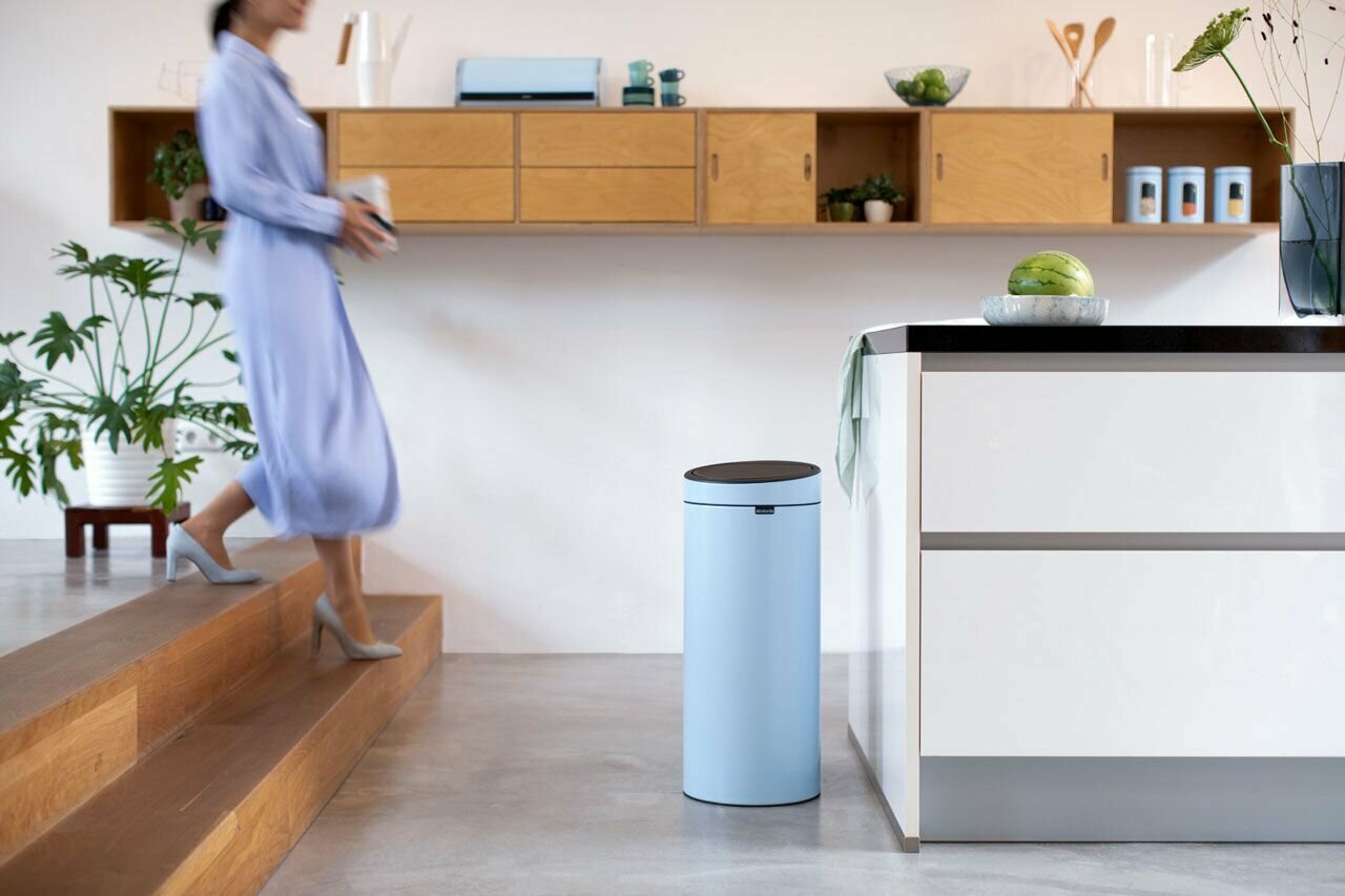 Мусорное ведро Brabantia Touch Bin New 202728 30 л, голубое - фото №5