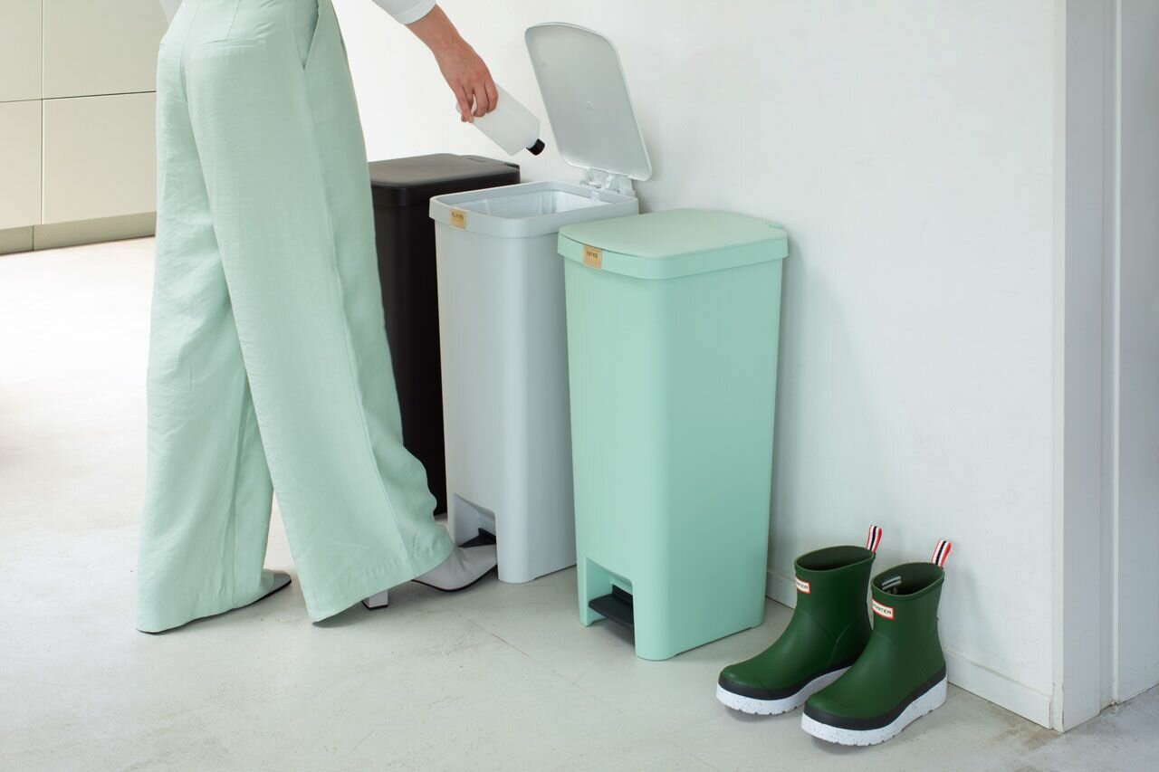 Мусорный бак с педалью 40 л Brabantia StepUp мятно-голубой - фото №11