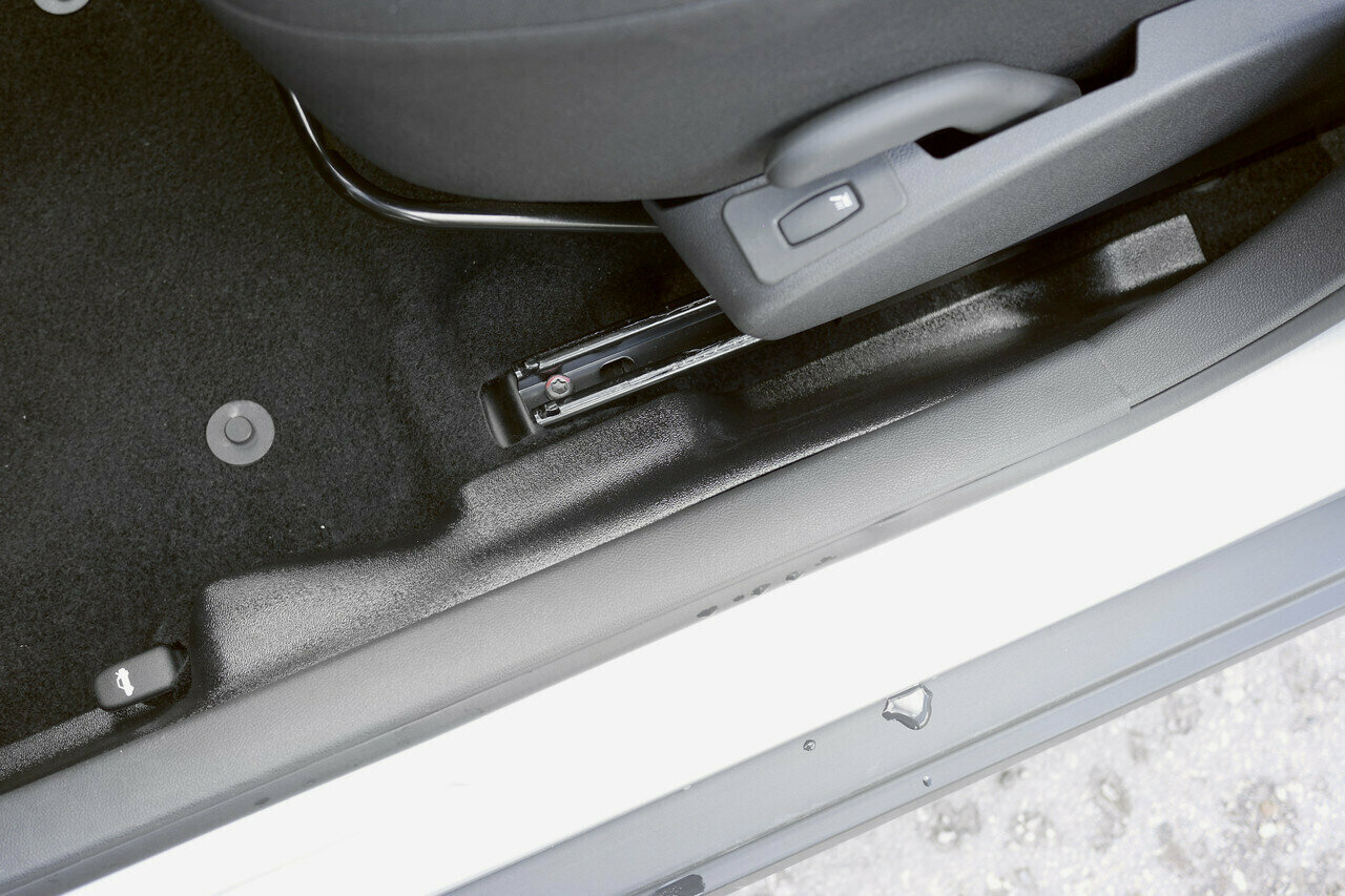 Накладки на ковролин порогов Nissan Almera 2014 - 2018 г. — фото 2