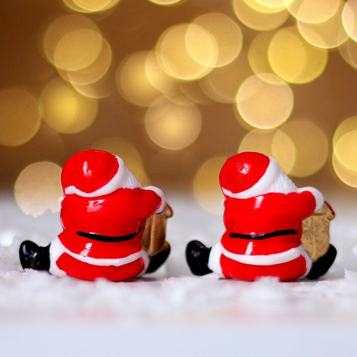 Миниатюра кукольная «Дед Мороз с большим подарком», набор 2 шт, размер 1 шт. — 3,4 × 3,7 см