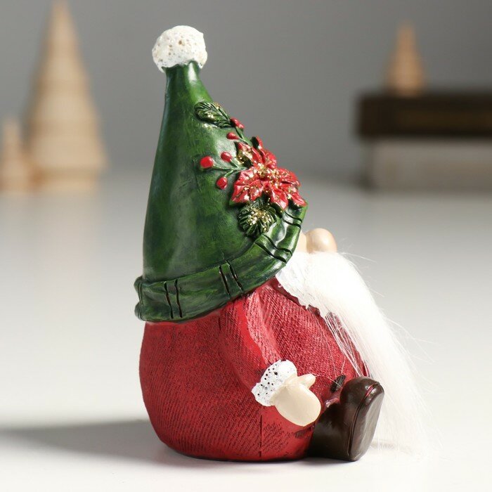 Сувенир полистоун "Дед Мороз в колпаке с пуансеттией, с подарком" 8,5х7,5х12 см