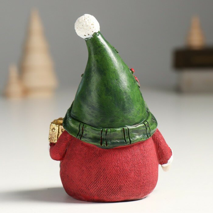 Сувенир полистоун "Дед Мороз в колпаке с пуансеттией, с подарком" 8,5х7,5х12 см