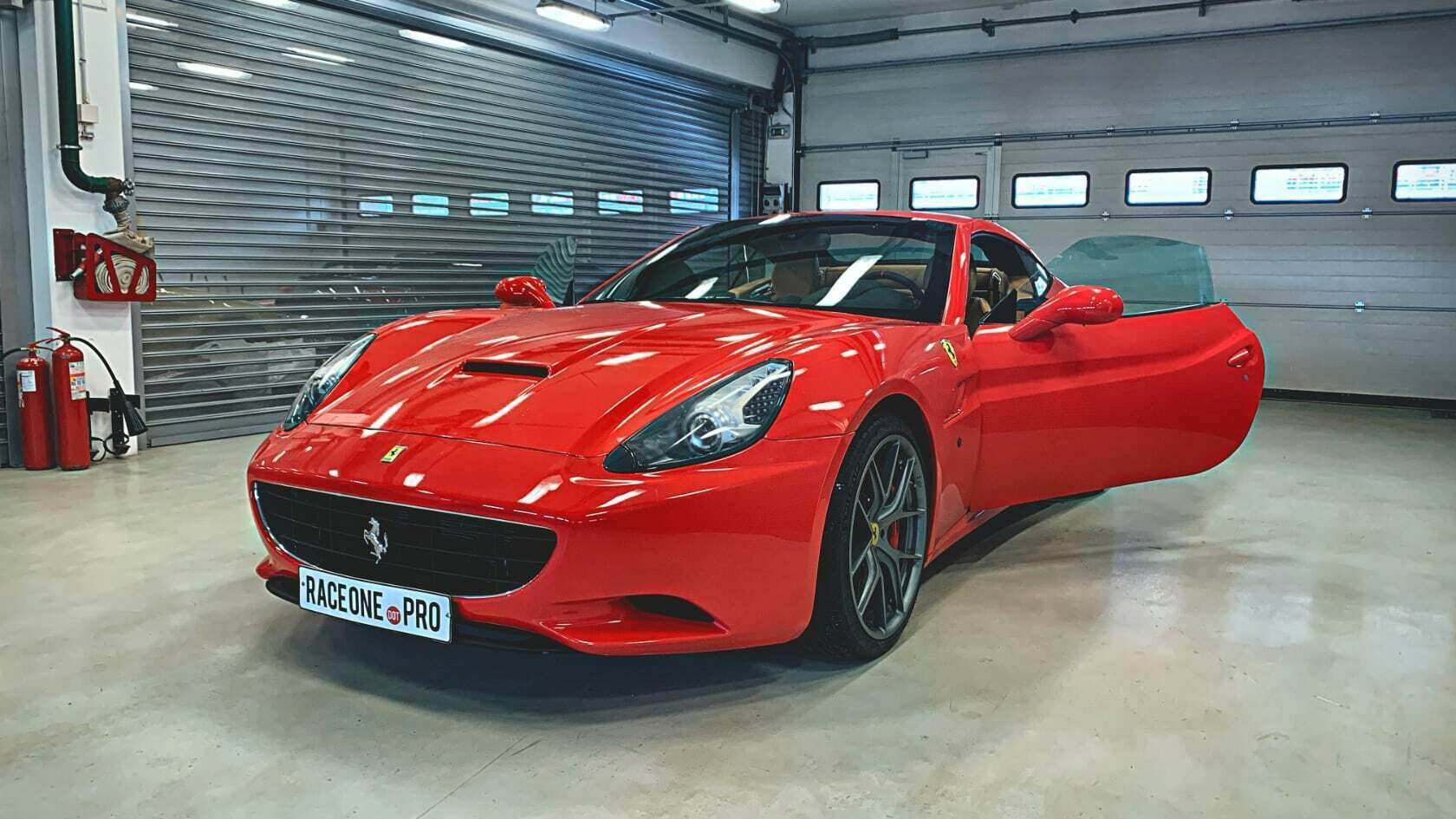 Подарочный сертификат «Заезд на Ferrari California» (1 сеанс, Гоночное такси)