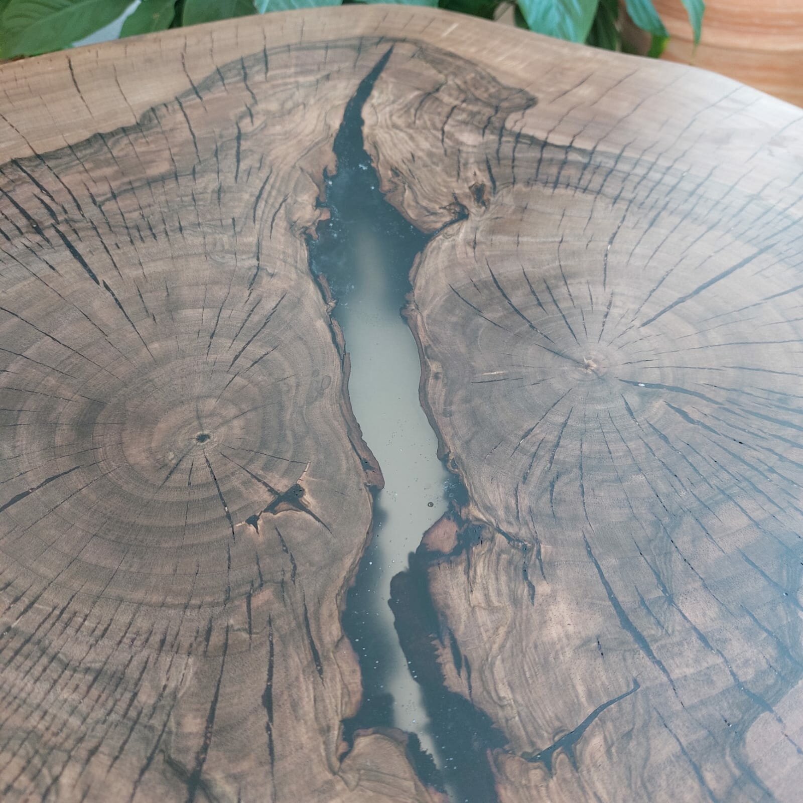 Журнальный круглый стол из натурального дерева массива ореха с эпоксидной смолой Vamstol 63-71 - фотография № 3