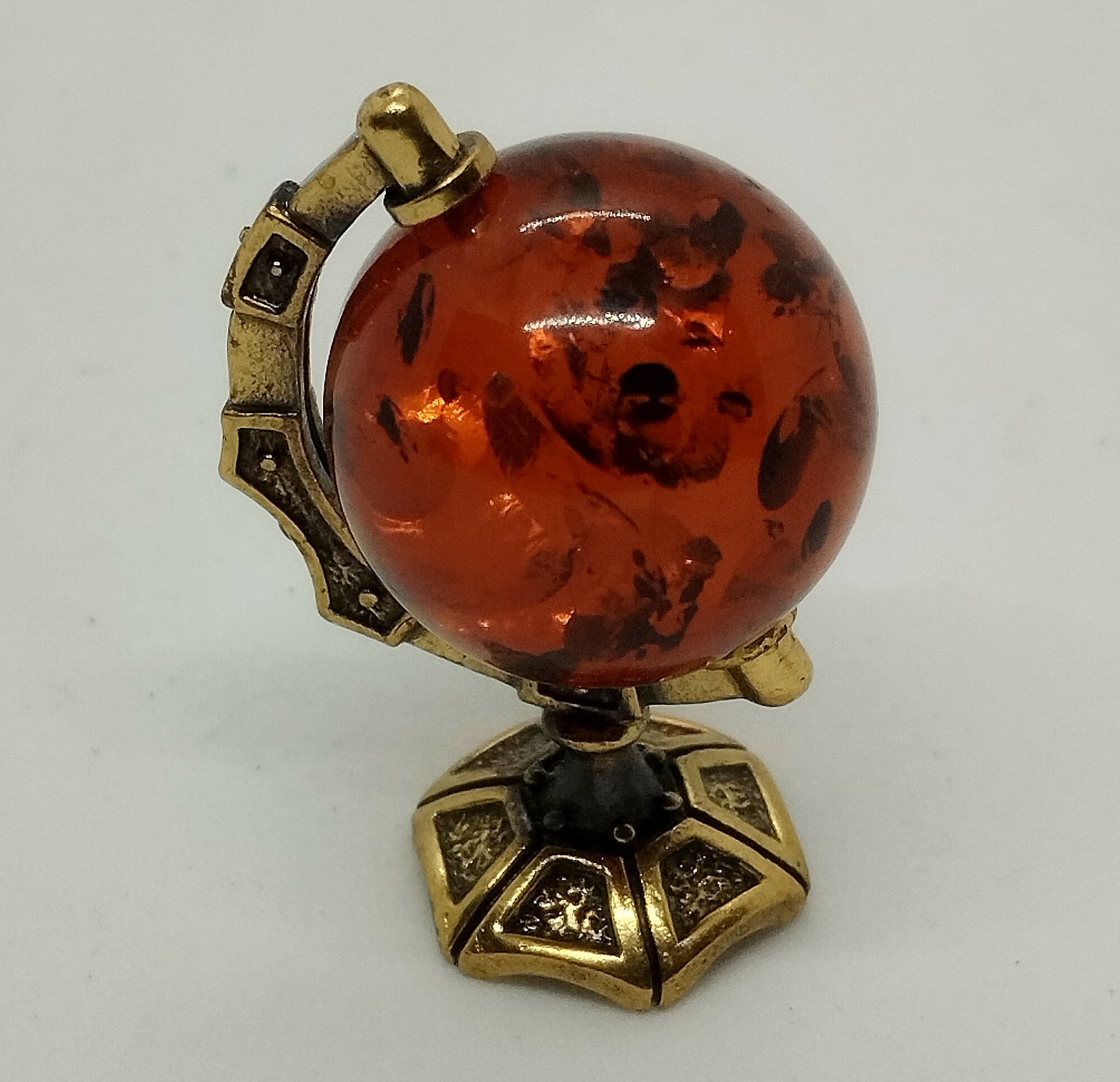 Фигурка бронза с янтарем "Глобус", арт 1267 — фото 1