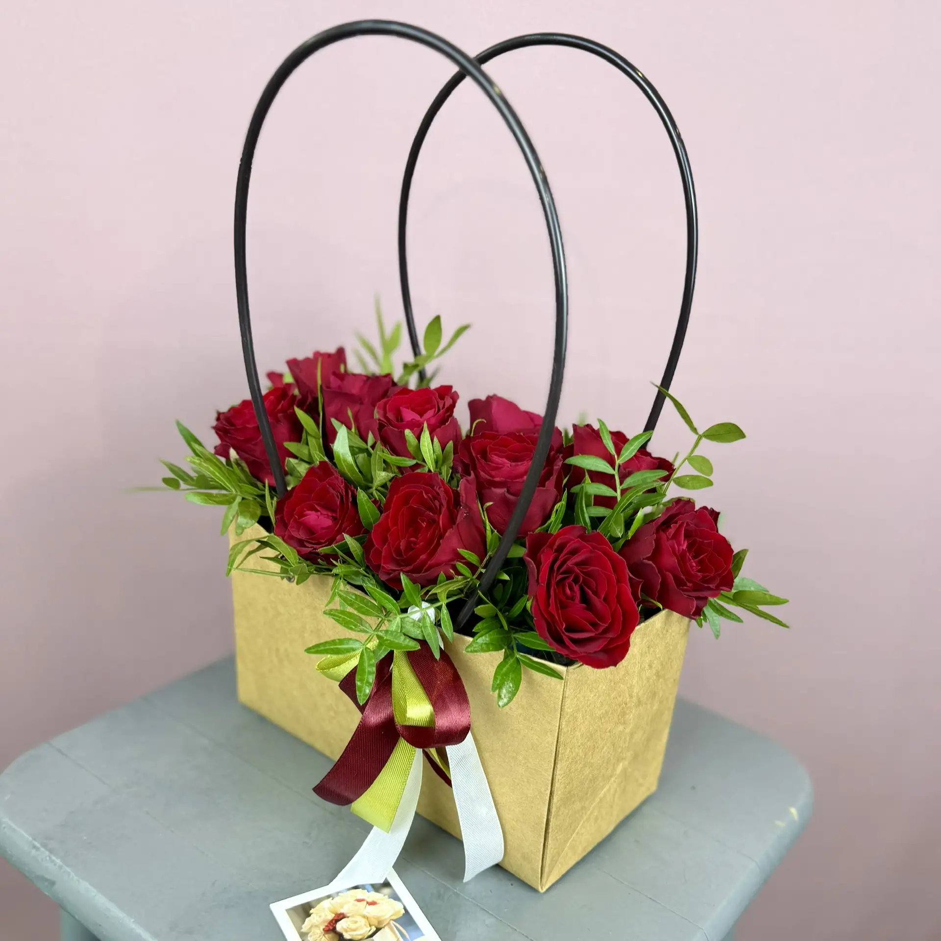 Розы бордовые кенийские с фисташкой в сумочке с атласной ленточкой