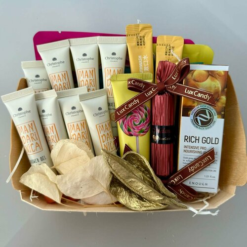 Подарок на День Рожденье Весенний с косметикой для тела волос лица для жены матери подруге любовнице с массажером для лица 2020₽