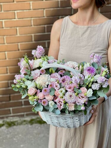 Изображение товара Корзина с цветами, георгины, кустовая роза, эустома, хризантемы, маттиолы, диантус, эвкалипт, Milk, М размера