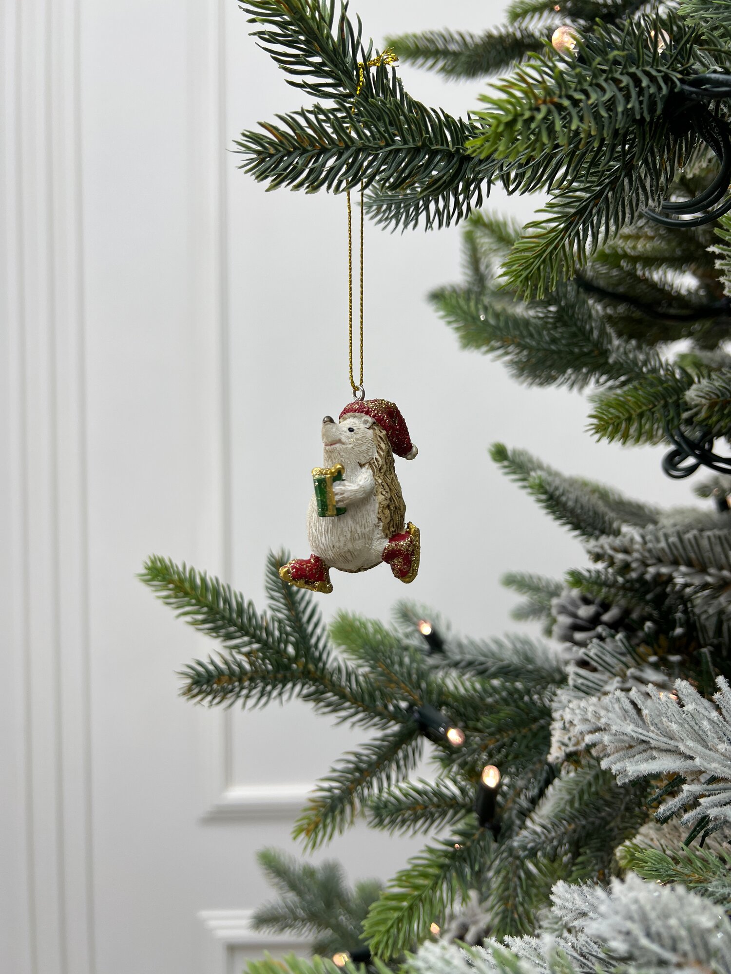 Елочная игрушка "Еж с подарком", полирезин, бежевая, высота 10 см — фото 1