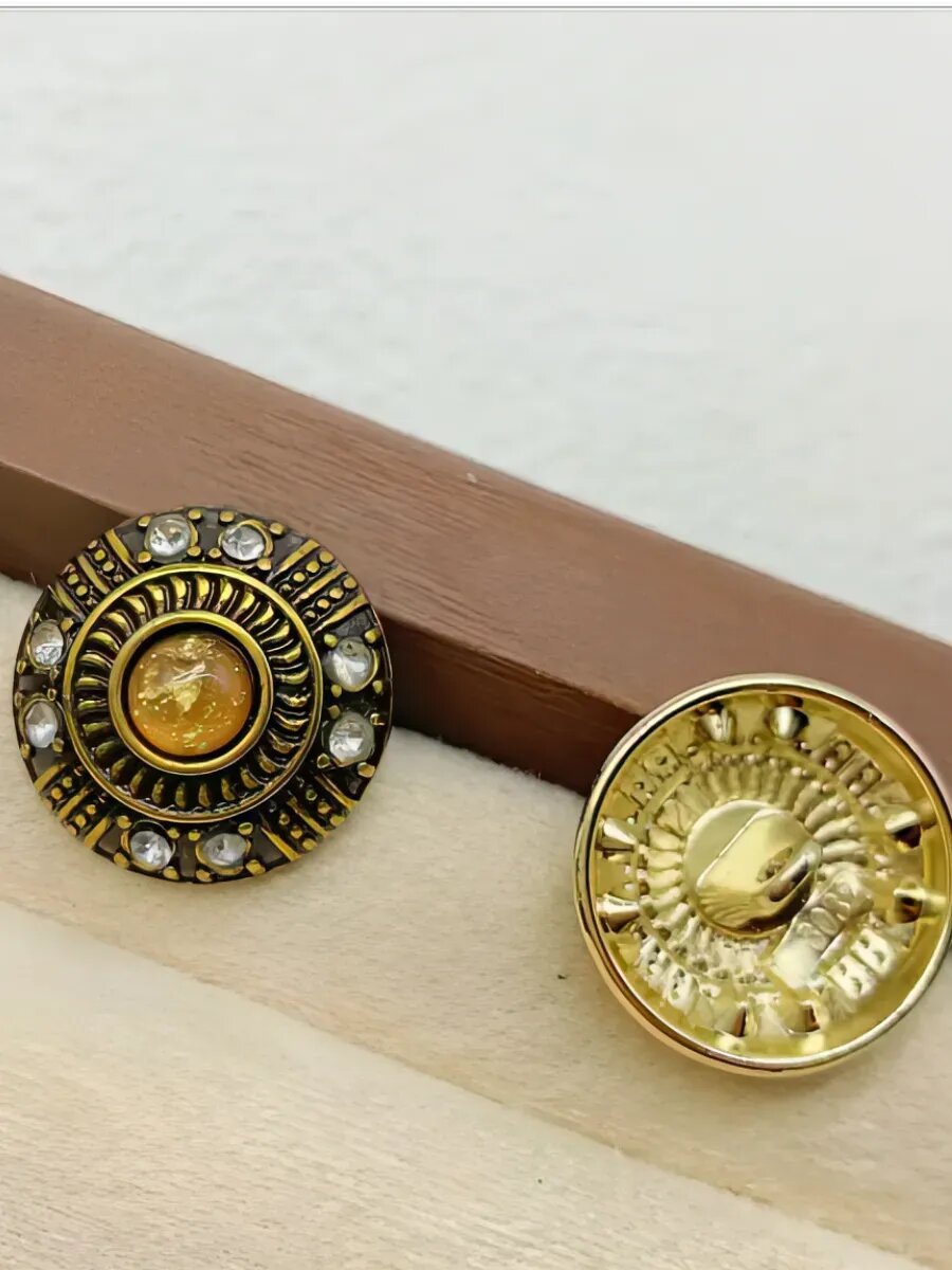 Набор дизайнерских пуговиц с золотым камнем