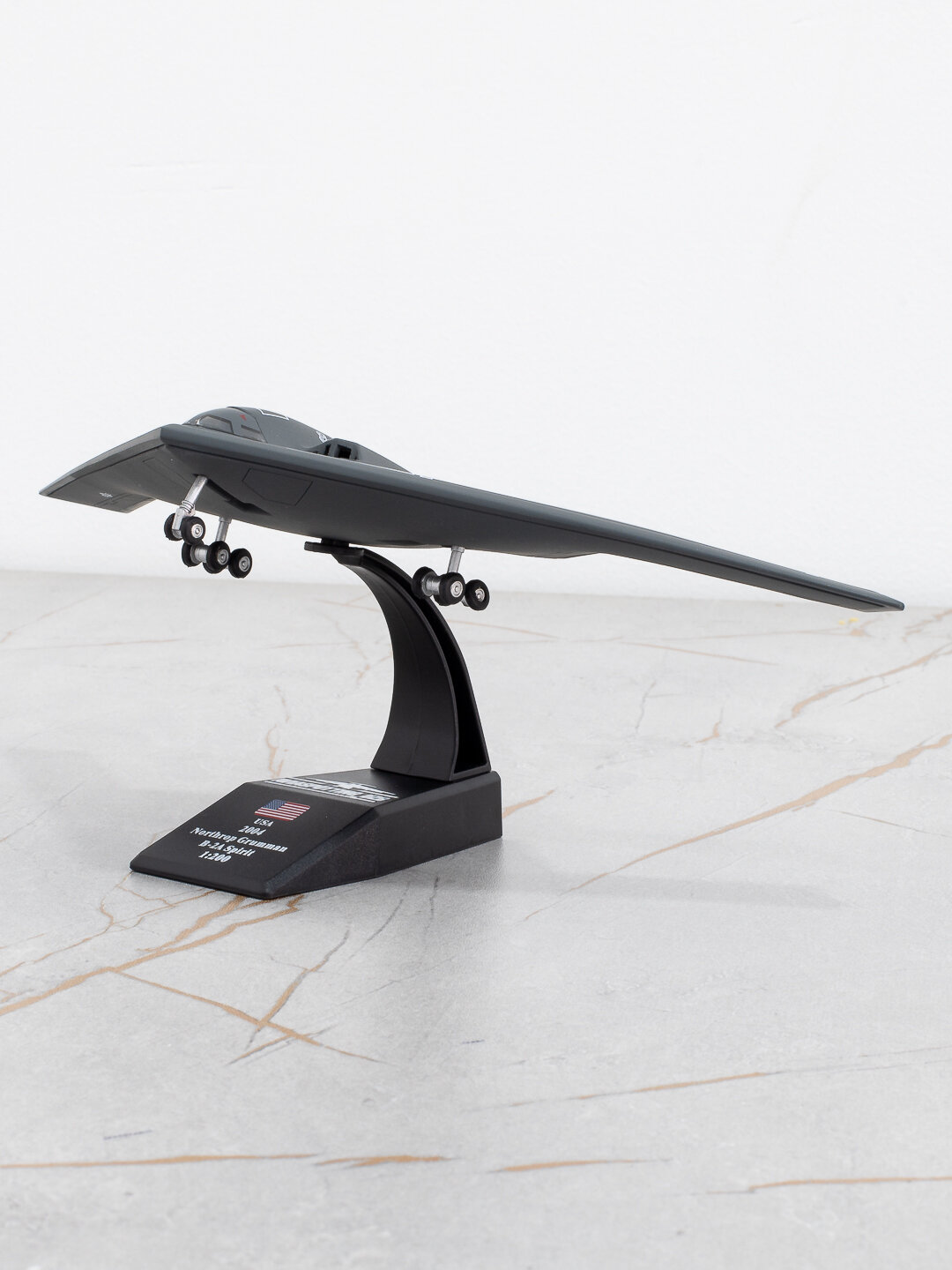 Модель самолёта Northrop B-2A Spirit. 27 см 1:200. Детализирован. Ставится на подставку и на шасси (выдвигаются). 14+.
