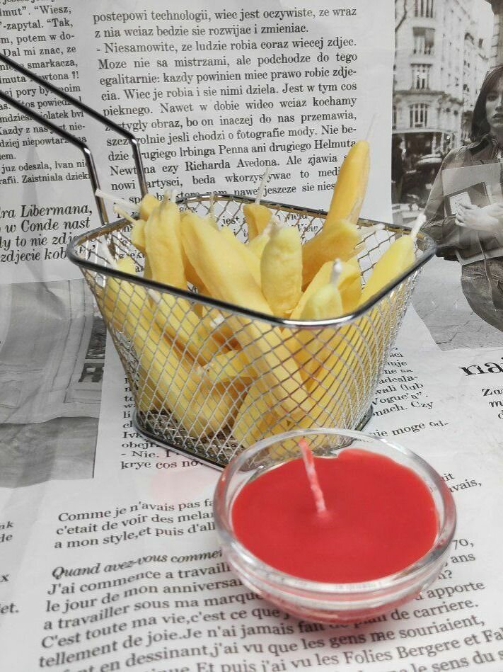 Свеча "Картошка с кетчупом", ручная работа, пчелиный воск, хлопок, жёлтая